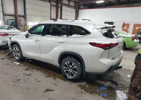 2021 Toyota Highlander Xle z USA, uszkodzony, nr VIN 5TDHZRBH0MS139869